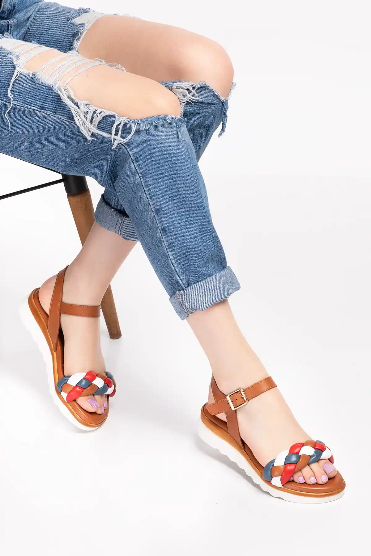 Sandalet Kombinleri Rehberi: Yaz ve Bahar İçin Şık ve Rahat Seçenekler