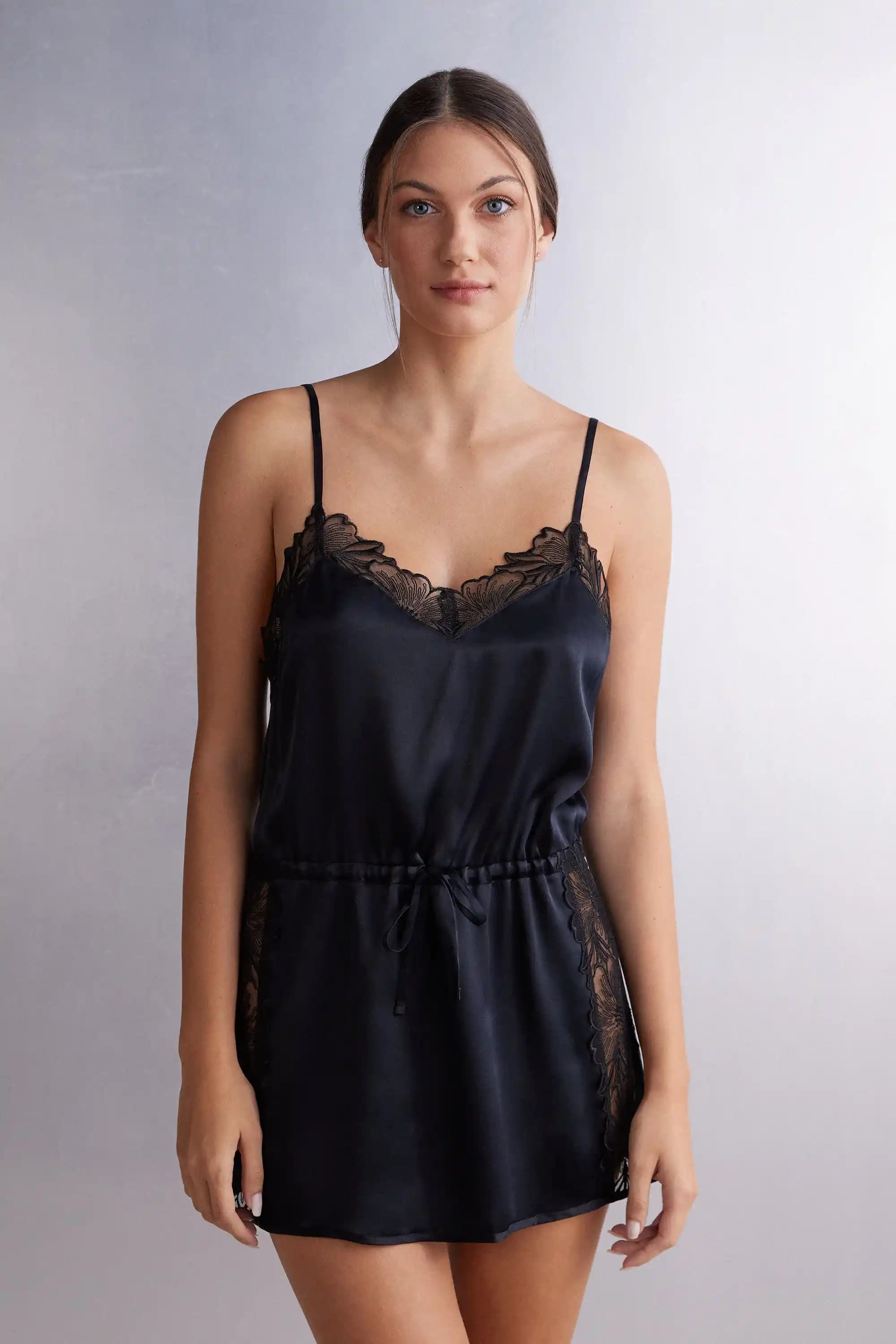 Saten Babydoll: Şıklık ve Konfor Sunan Modern İç Giyim Parçası