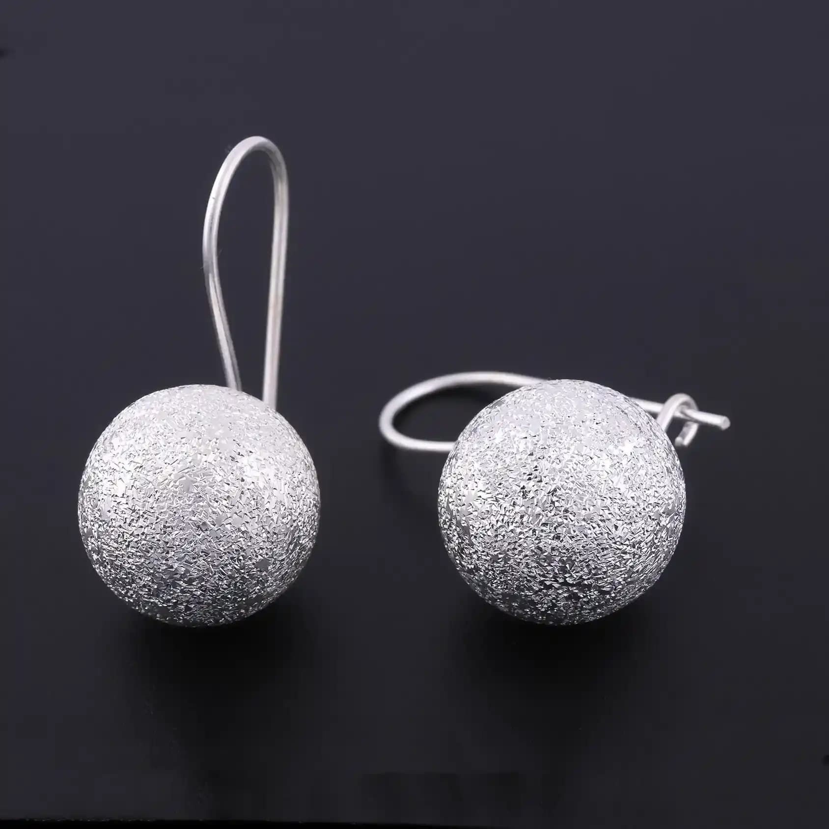 Simli Detaylar ve Parıltılı Moda Trendleri Giyim ve Aksesuar Seçenekleri