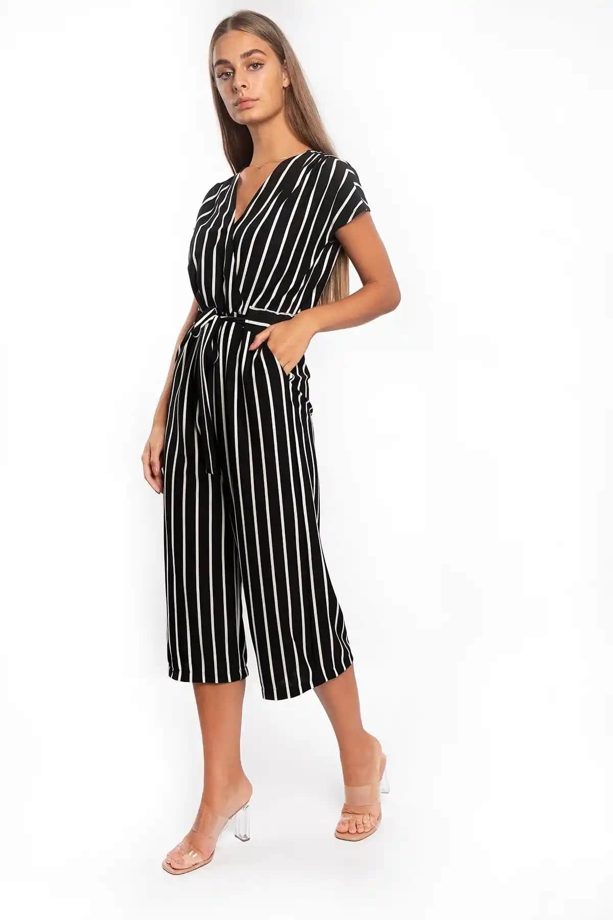 Siyah Beyaz Çizgili Tulum Modası: Stil ve Konforu Bir Arada Sunan Trend Parça