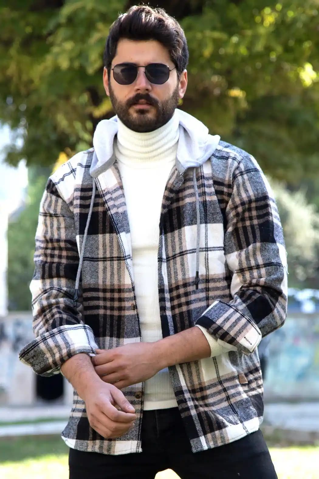 Siyah Beyaz Erkek Kombinleri: Zamansız ve Şık Giyim Tarzları Rehberi