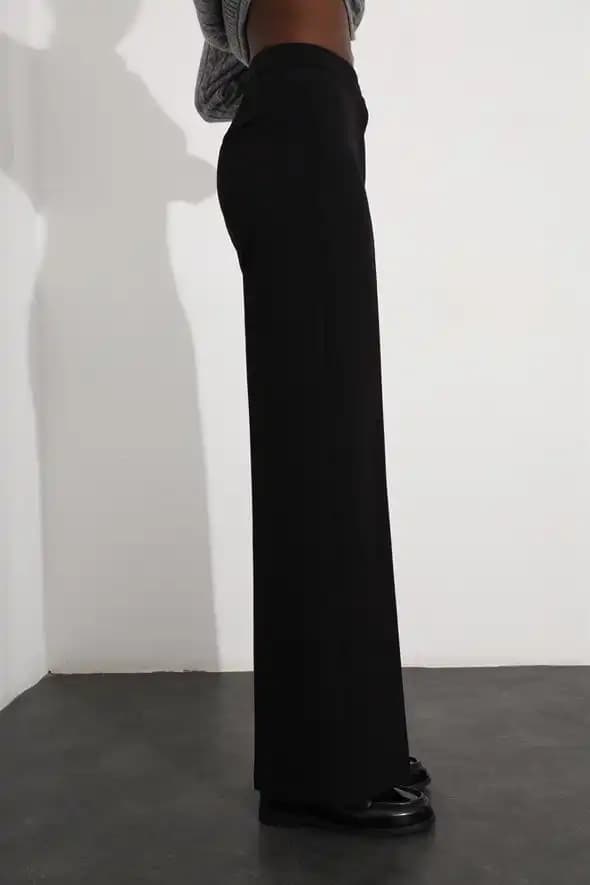 Siyah Bol Paça Pantolon: Günümüz Modasında Rahatlık ve Şıklığın Buluşması