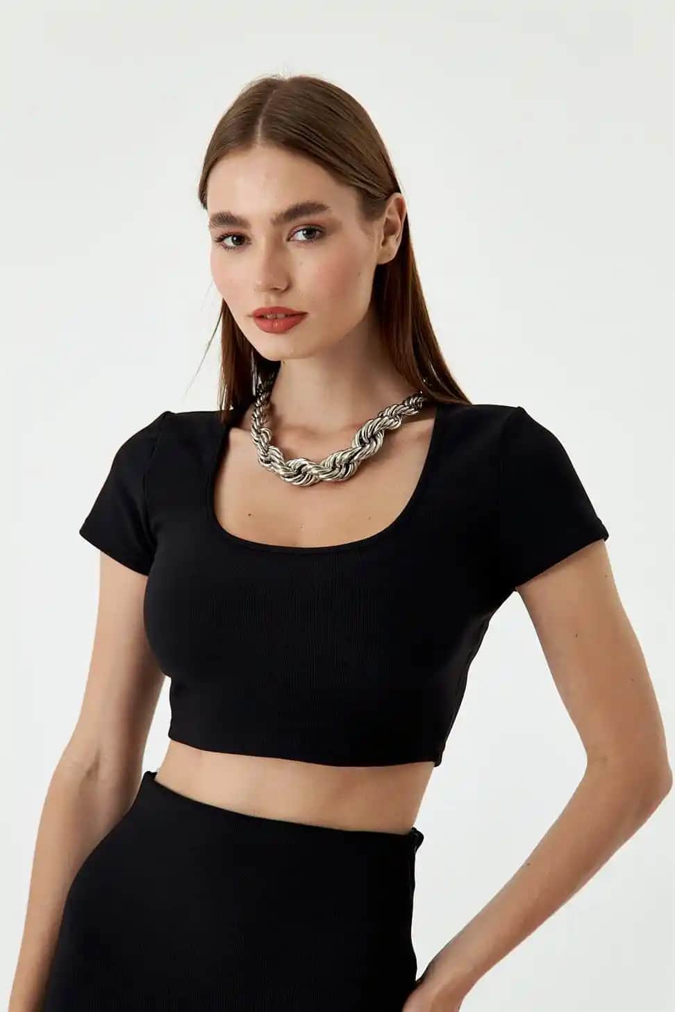Siyah Crop Modası ve Kombinasyonları: Güncel Trendler ve Stil İpuçları