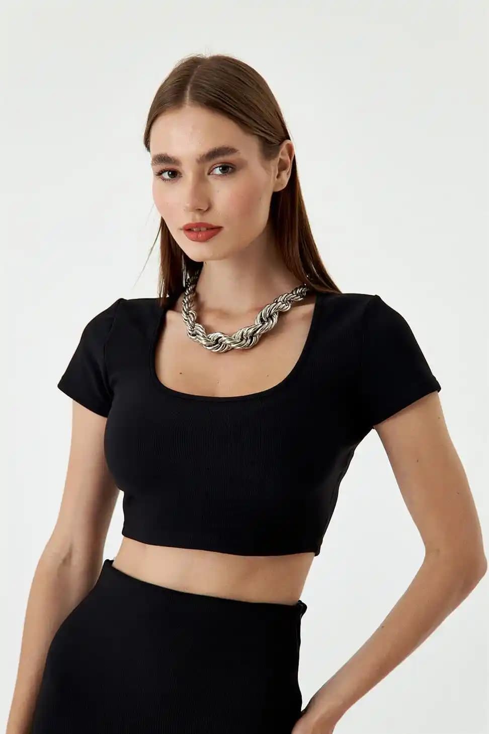 Siyah Crop Modası ve Kombinasyonları: Güncel Trendler ve Stil İpuçları