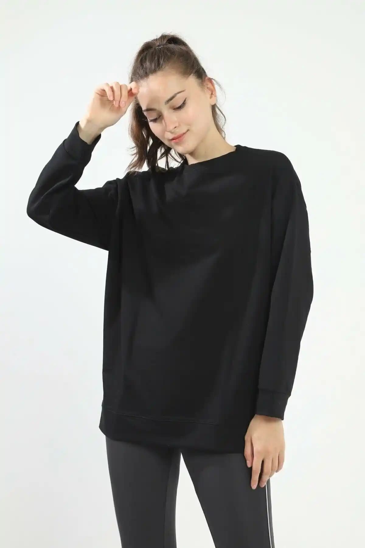 Siyah Düz Sweat Nedir ve Günümüz Moda Trendlerindeki Yeri Neden Bu Kadar Popüler
