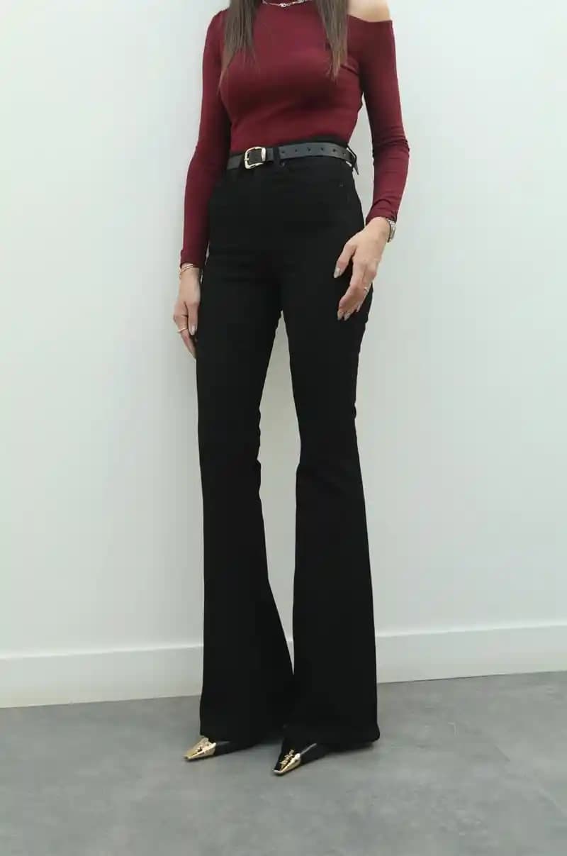 Siyah İspanyol Paça Pantolon: Moda Dünyasında Şıklık ve Konforun Buluşması