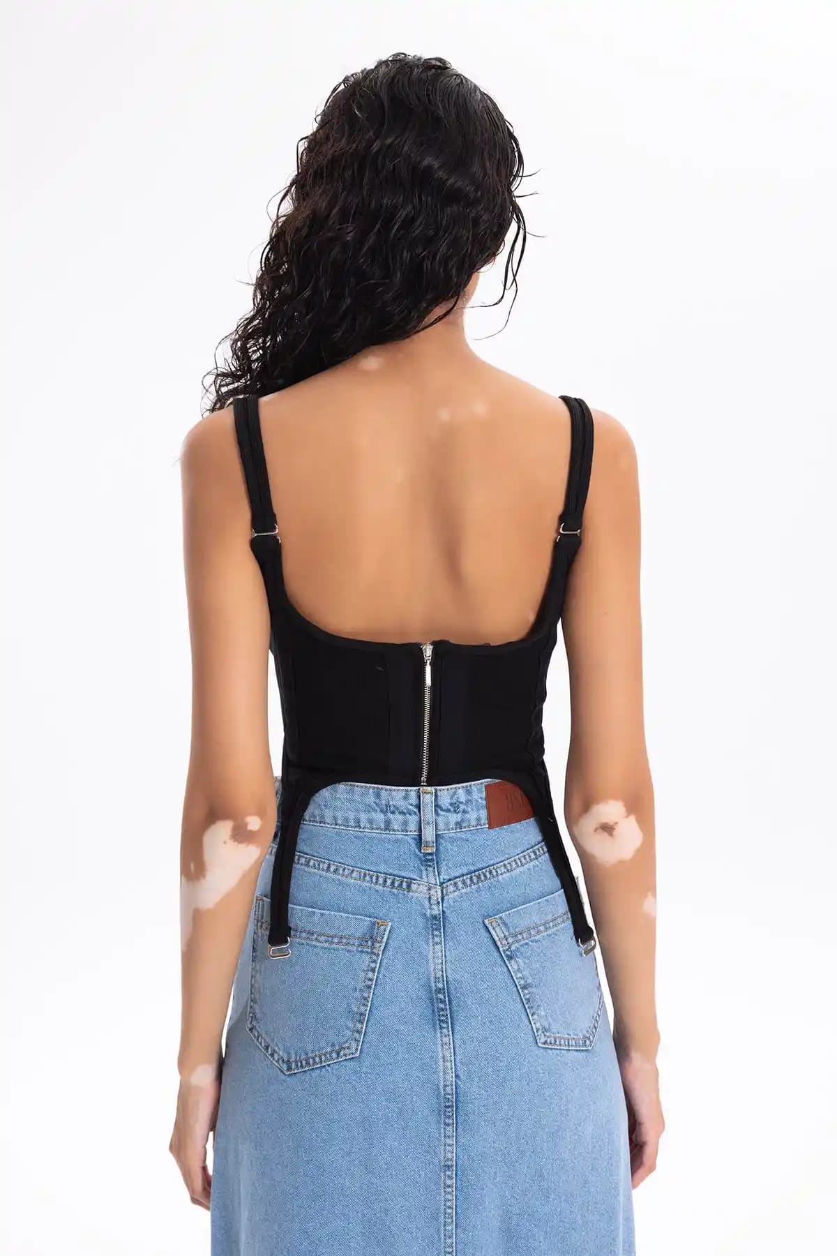 Siyah Korse: Moda ve Şıklıkta Zarafet ve Güç Sembolü