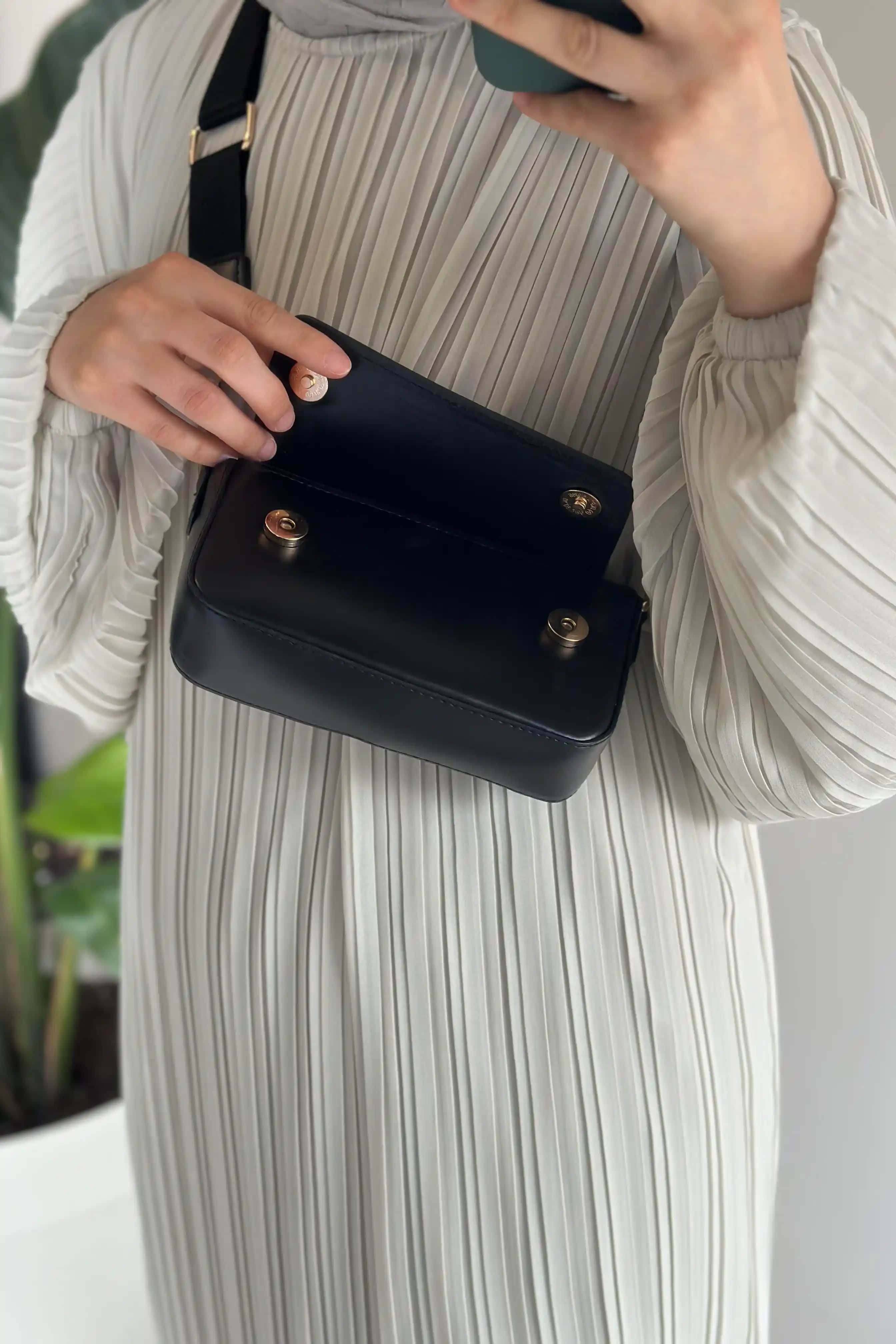 Siyah Mini Çanta Trendleri ve Stil İpuçlarıyla Modern Şıklık Yaratın