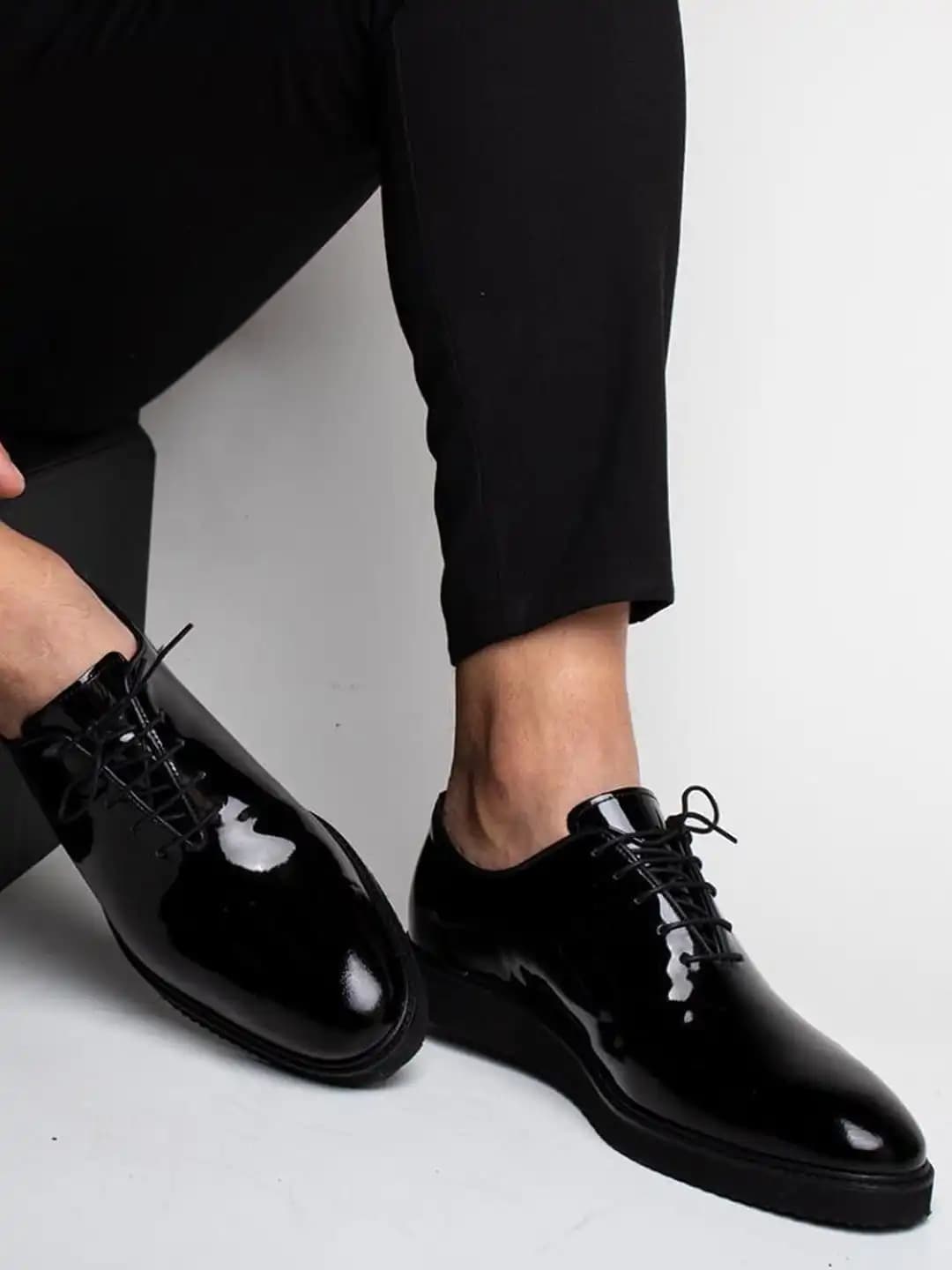 Siyah Rugan: Şıklık ve Asilğin Temsilcisi Modern Moda Malzemesi