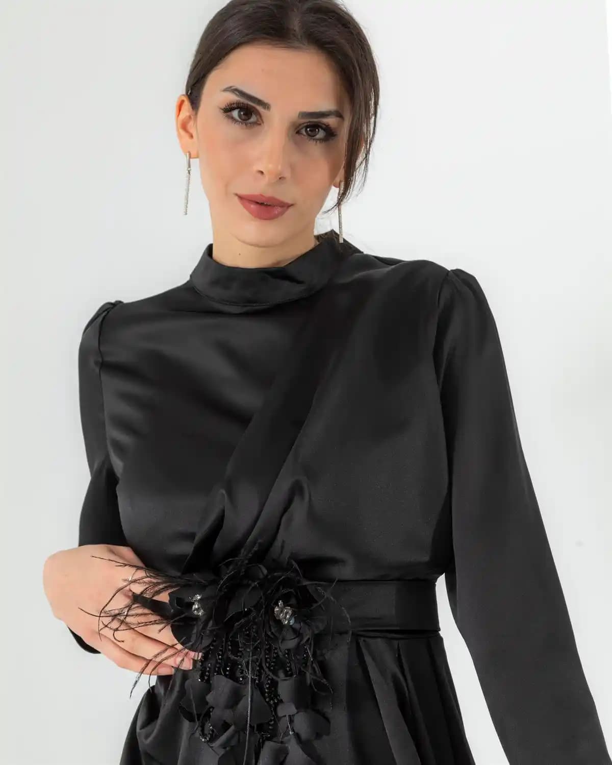 Siyah Saten: Zarafet ve Şıklığın Modern Moda Trendlerindeki Yeri ve Kullanım İpuçları