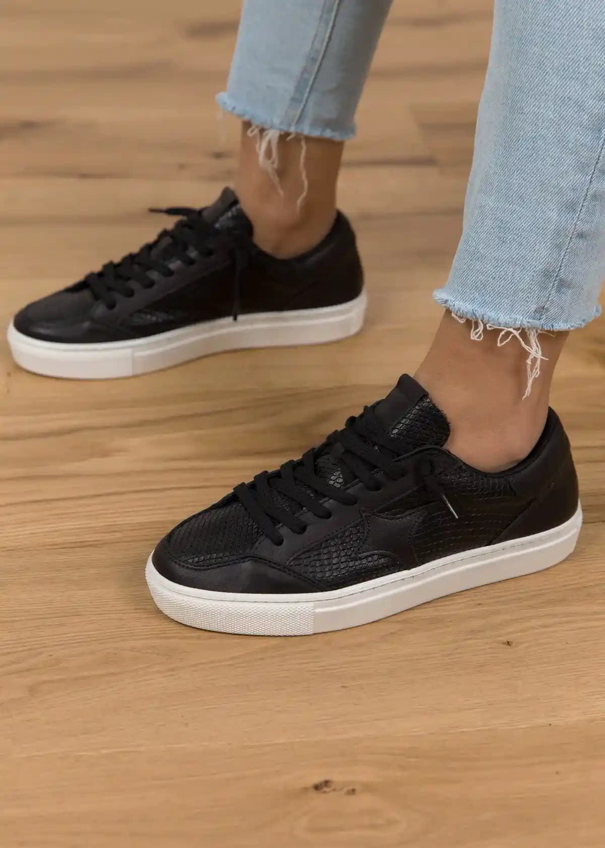 Siyah Sneakers: Günümüz Modasında Çok Yönlülük ve Şıklığın Temel Parçası