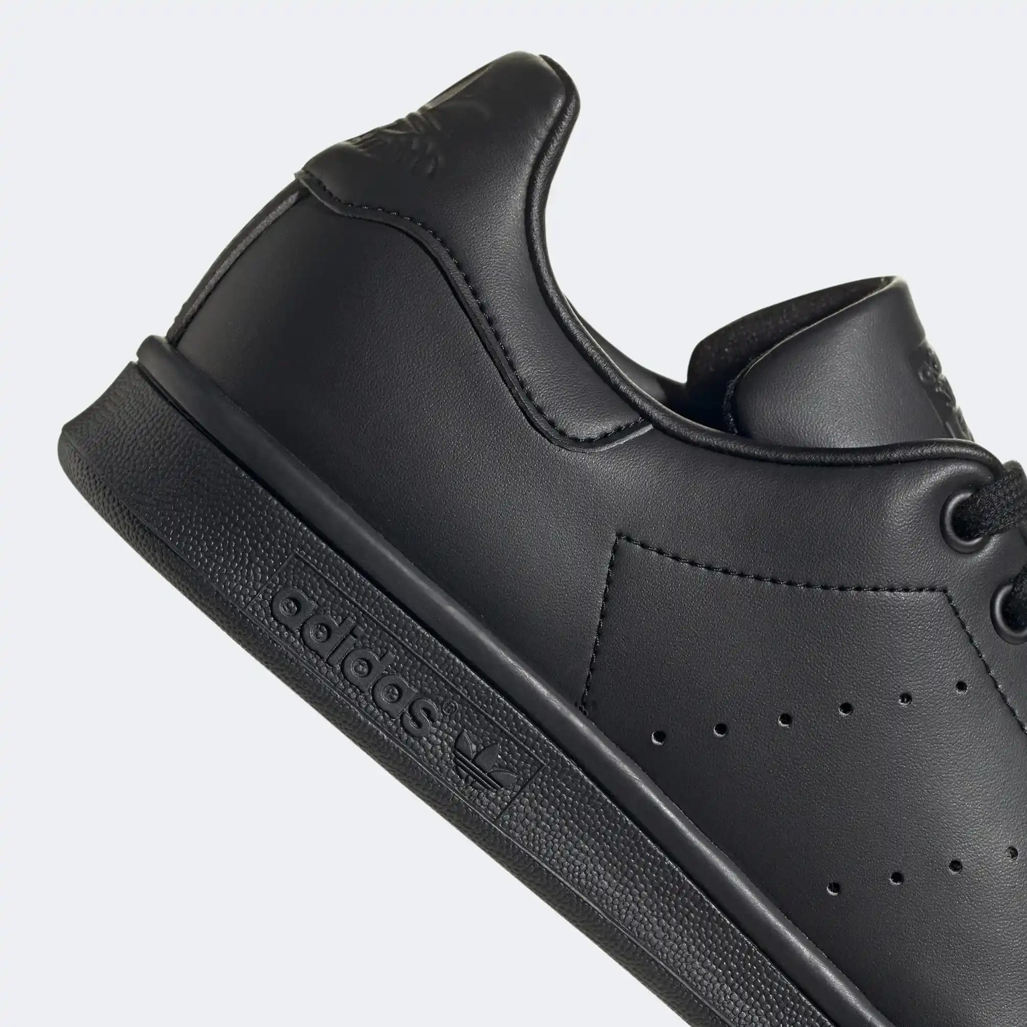 Siyah Stan Smith Ayakkabıları: Moda ve Stil İçin Klasik ve Modern Seçenekler
