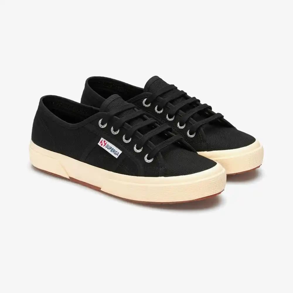Siyah Superga ile Günlük ve Şık Kombinler İçin Stil İpuçları ve Moda Analizi