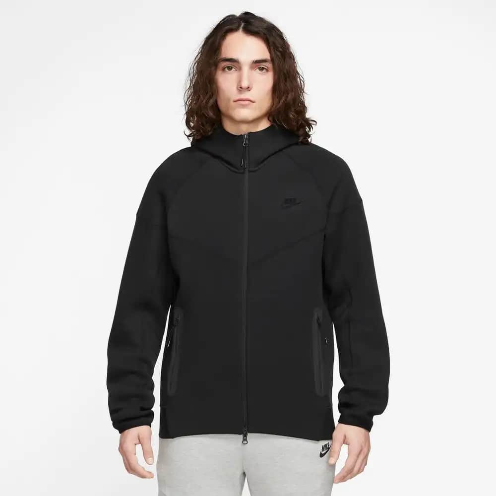 Siyah Tech Fleece Modanın Vazgeçilmez Parçası: Şıklık ve Konforun Buluşması
