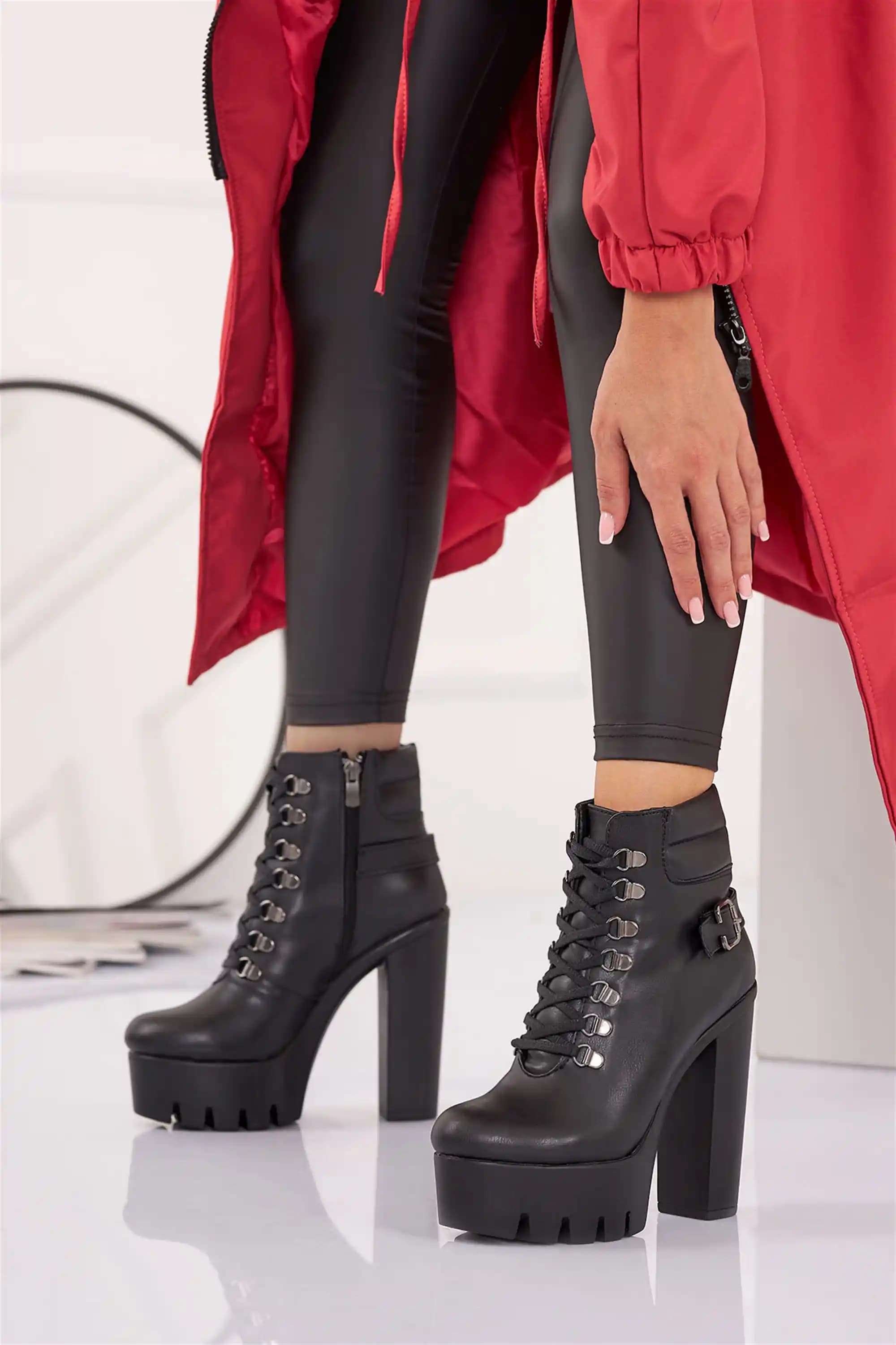 Siyah Topuklu Botların Moda Dünyasındaki Yeri ve Stil İpuçları