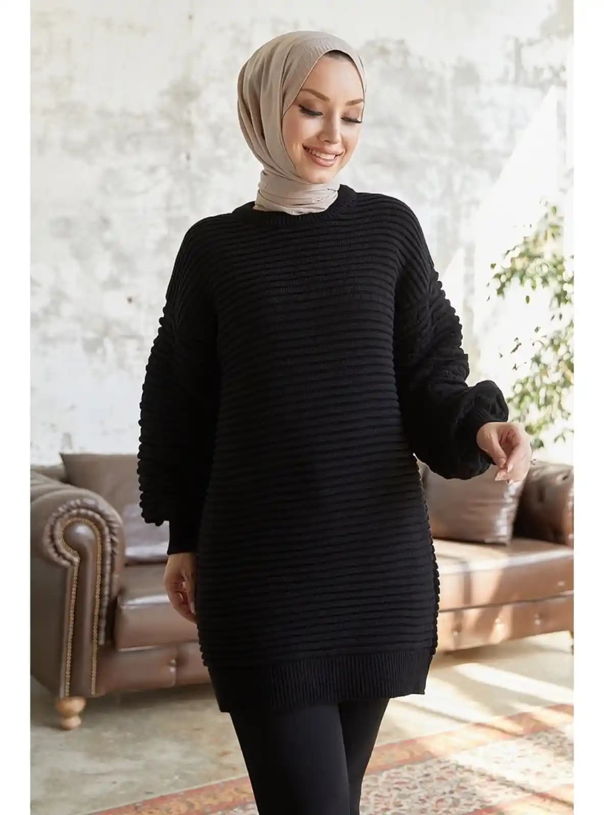 Siyah Triko Tunik ile Günlük ve Şık Kombinler Yaratmanın Yolları