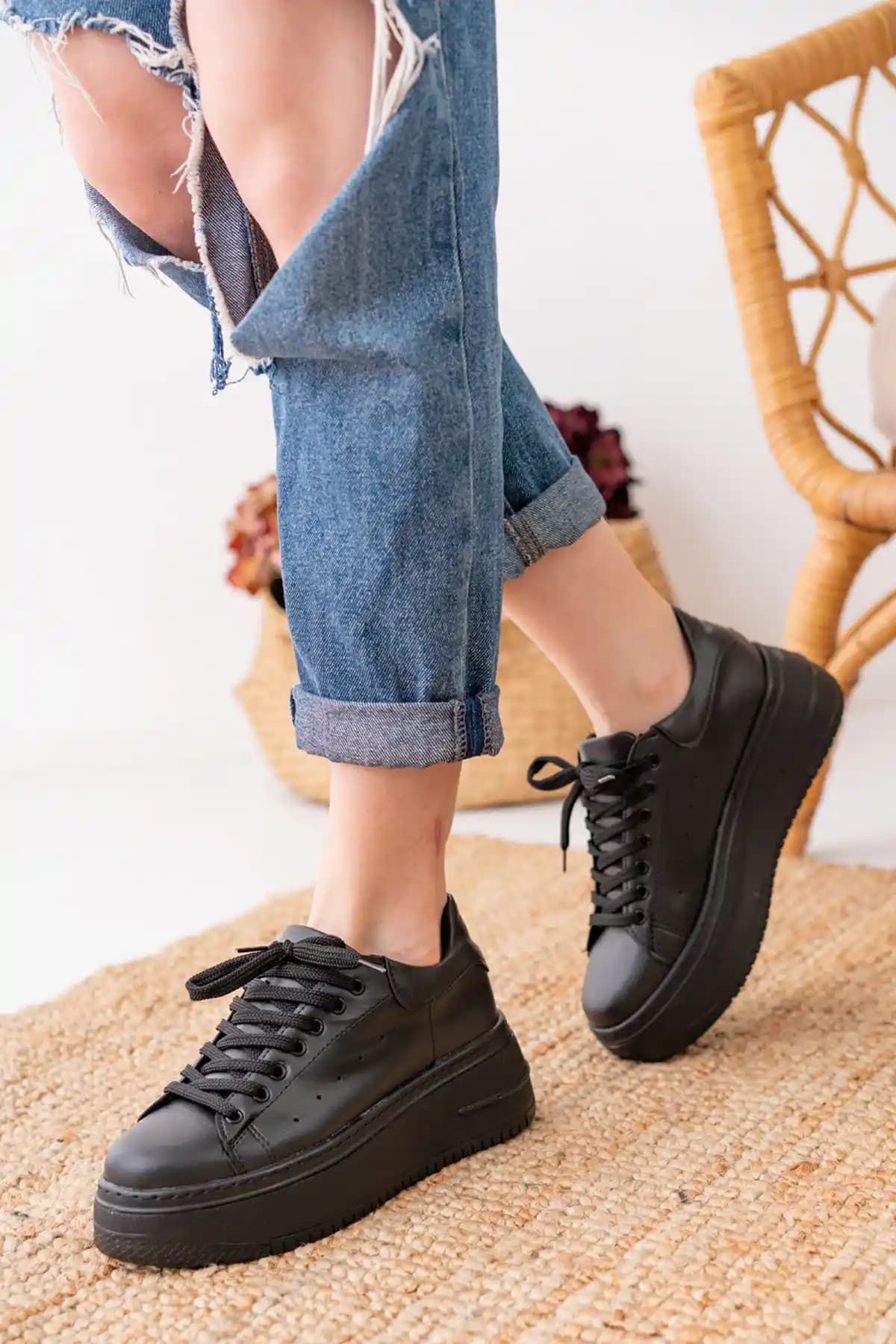 Siyah Yüksek Taban Sneaker Modası ve Kombinasyon Önerileri 2023