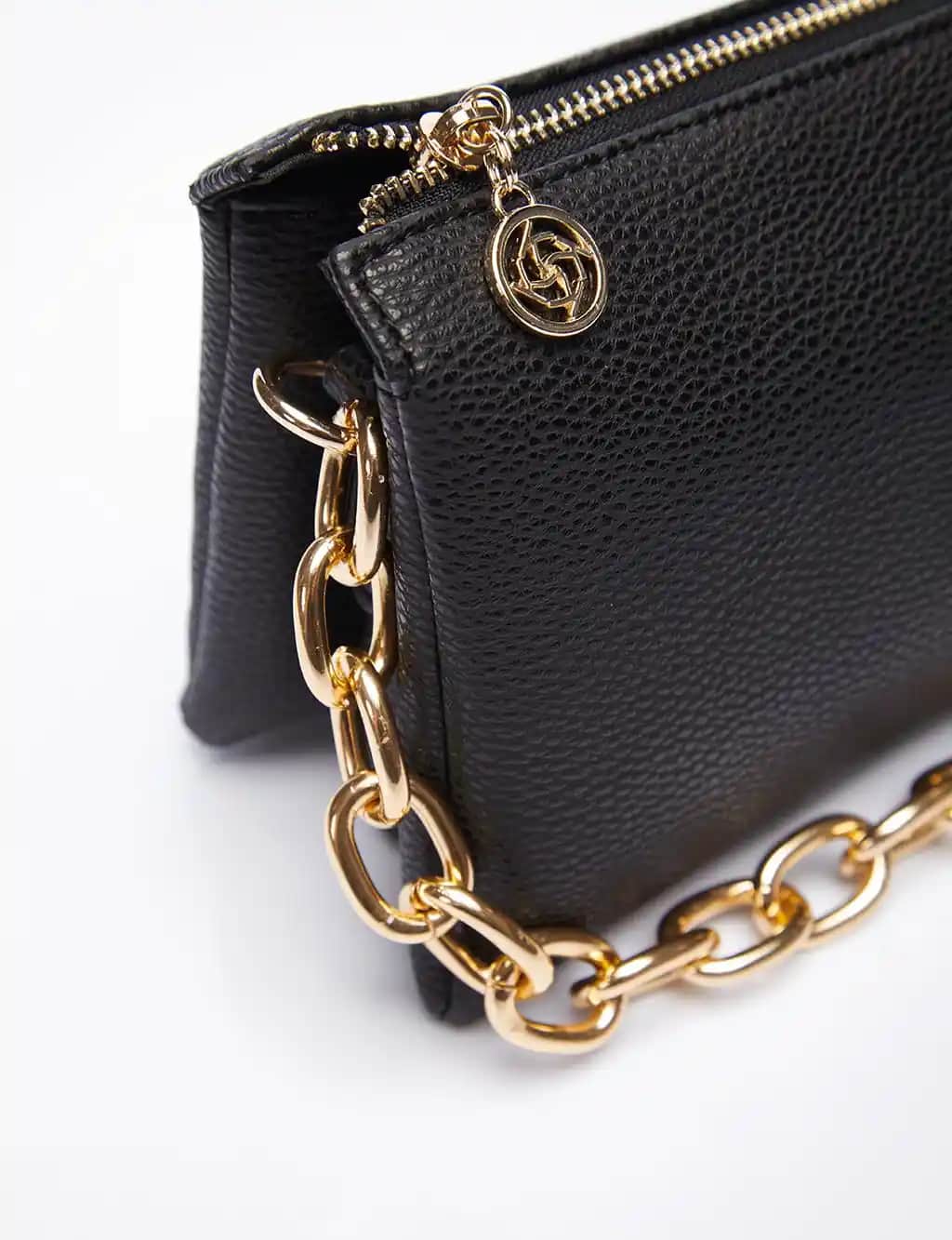 Siyah Zincirli Kol Çantası: Şıklığı ve Fonksiyonelliği Bir Arada Sunan Moda Parçası