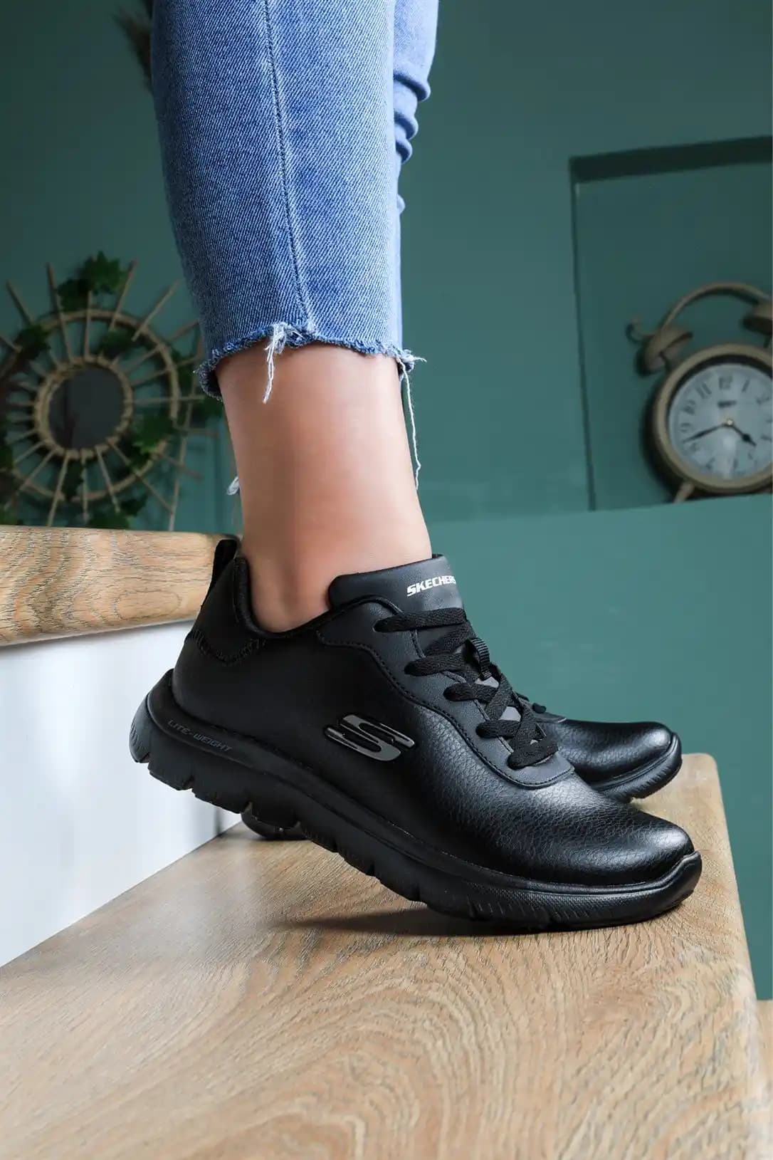 Skechers Deri Spor Ayakkabılar: Günlük Şıklık ve Konforun Birleştiği Seçenekler