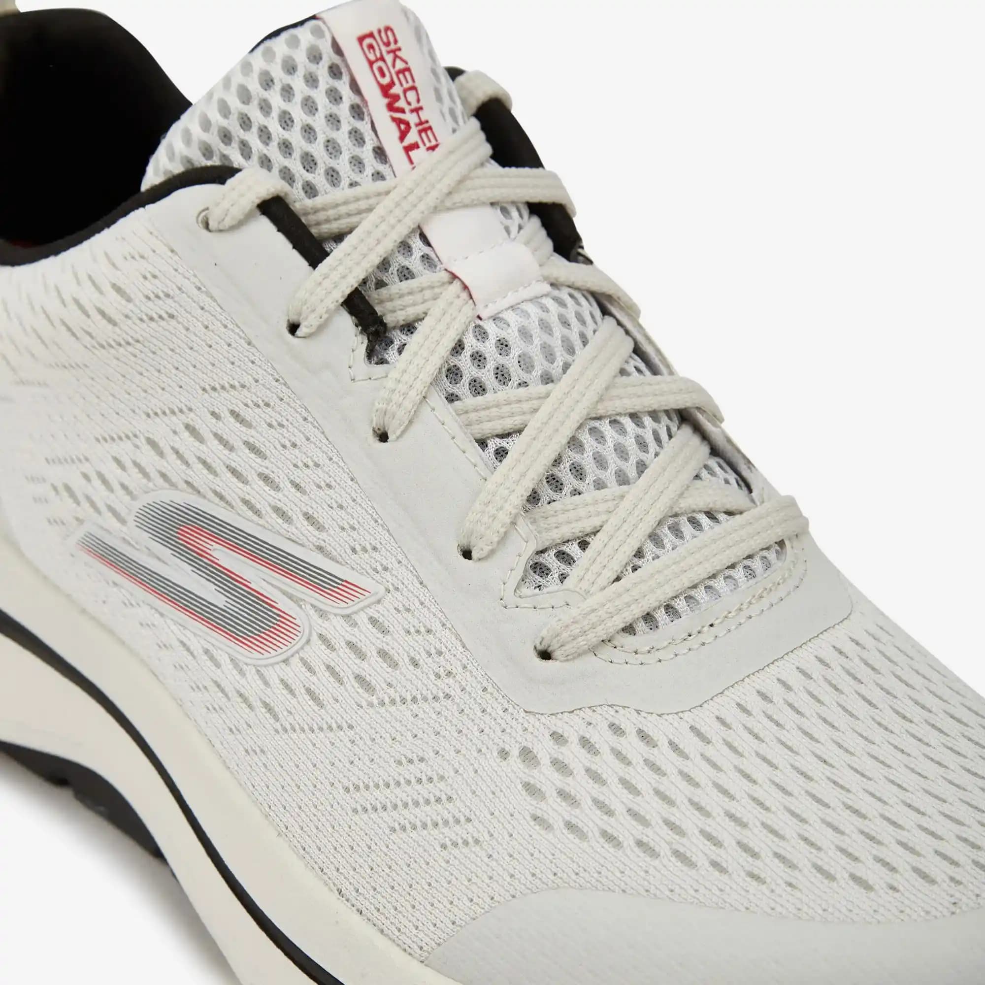 Skechers ile Beyaz Erkek Ayakkabılarında Stil ve Konforun Güncel Yeri
