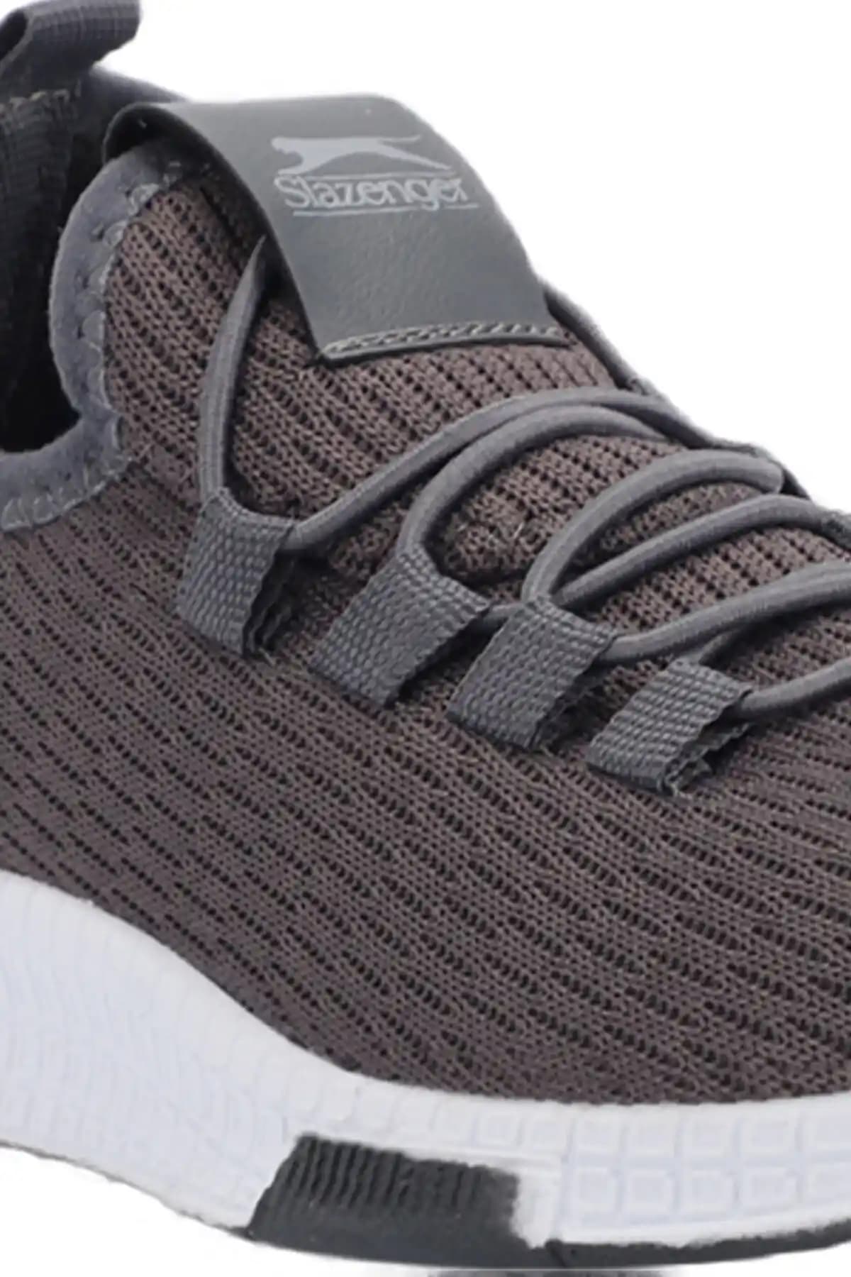 Slazenger Abena Sneaker: Güncel Moda Trendleriyle Şıklık ve Konforun Buluşması