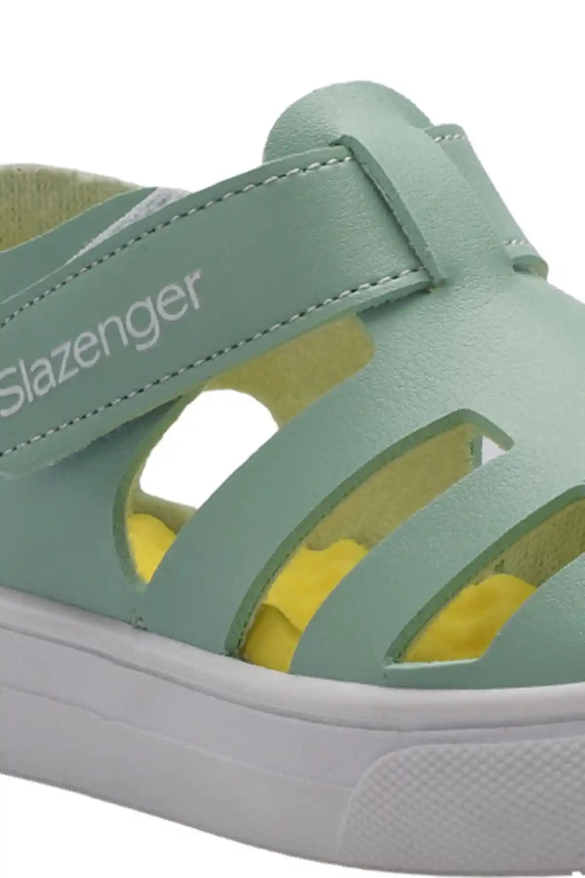 Slazenger Bebek Sandaletleri: Şıklık ve Konforu Bir Arada Sunan Çocuk Ayakkabıları