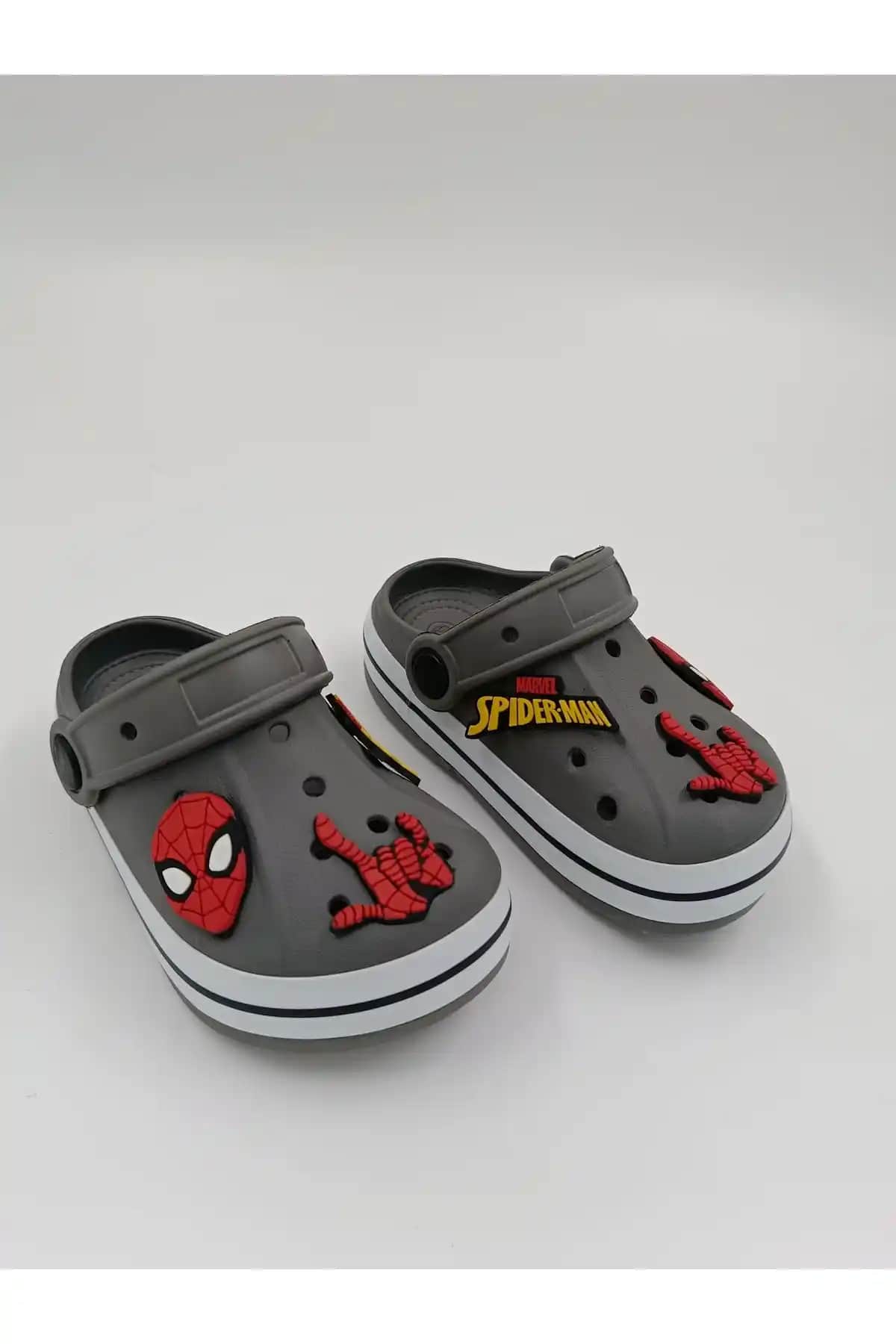 Spider-Man Temalı Terlikler: Günlük Giyim ve Moda Trendlerinde Yeni Favori Seçenekler