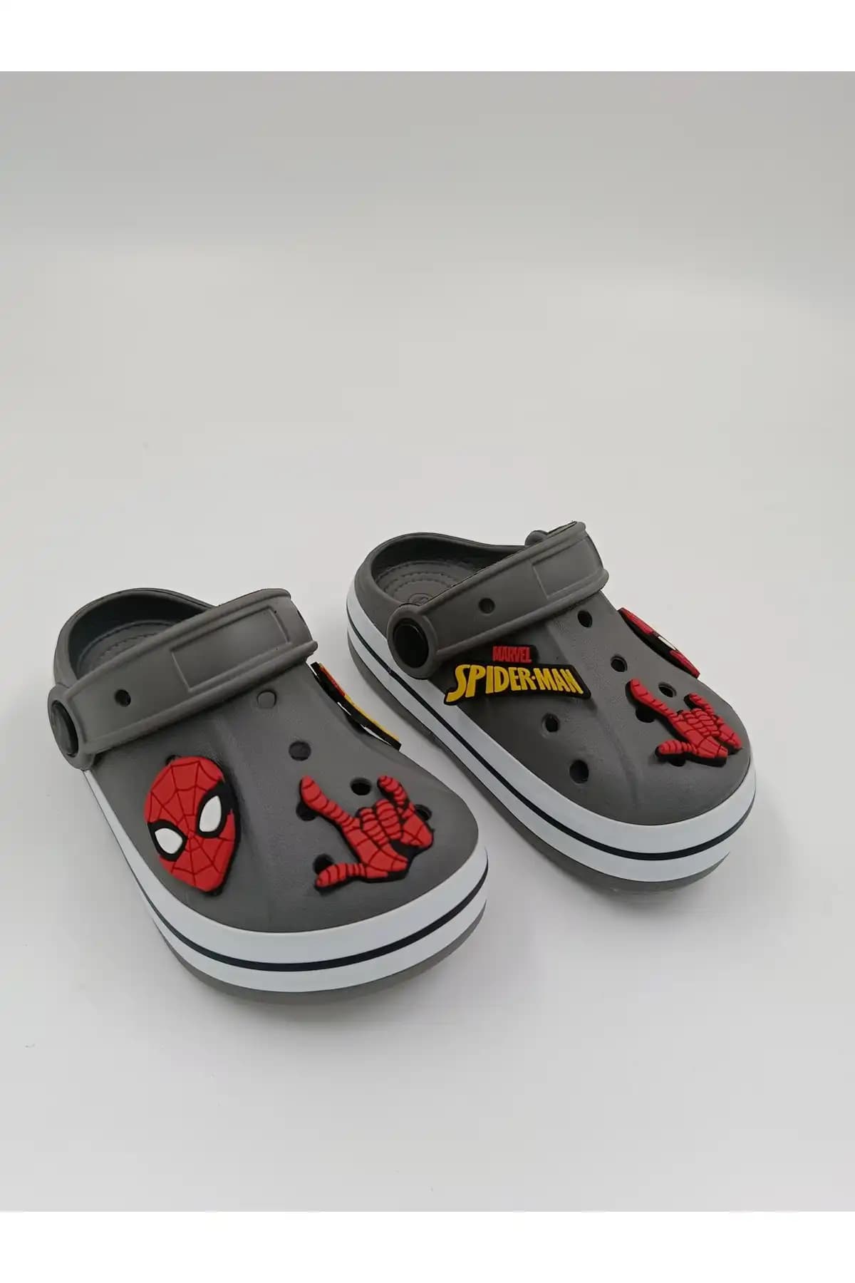 Spider-Man Temalı Terlikler: Günlük Giyim ve Moda Trendlerinde Yeni Favori Seçenekler