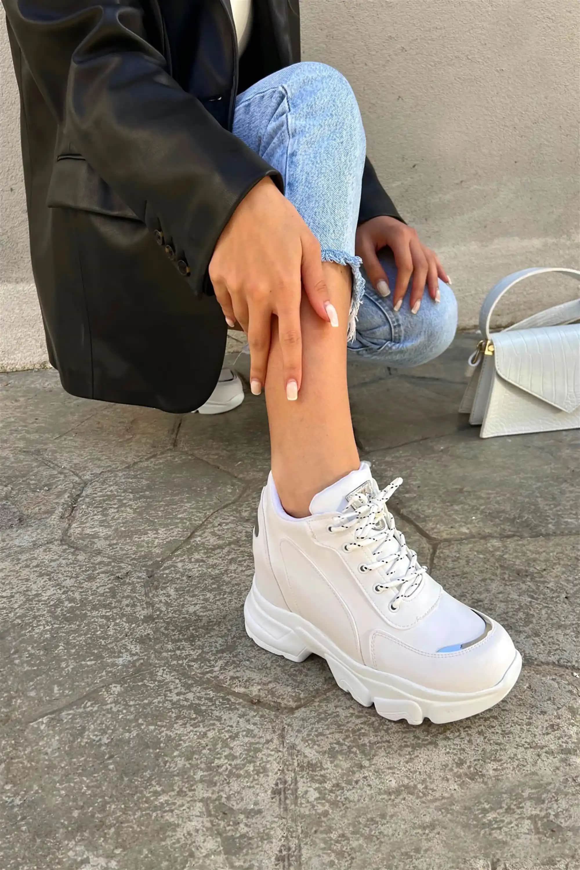 Spor Topuklu Ayakkabılar: Şıklık ve Konforu Bir Arada Sunan Güncel Moda Trendleri