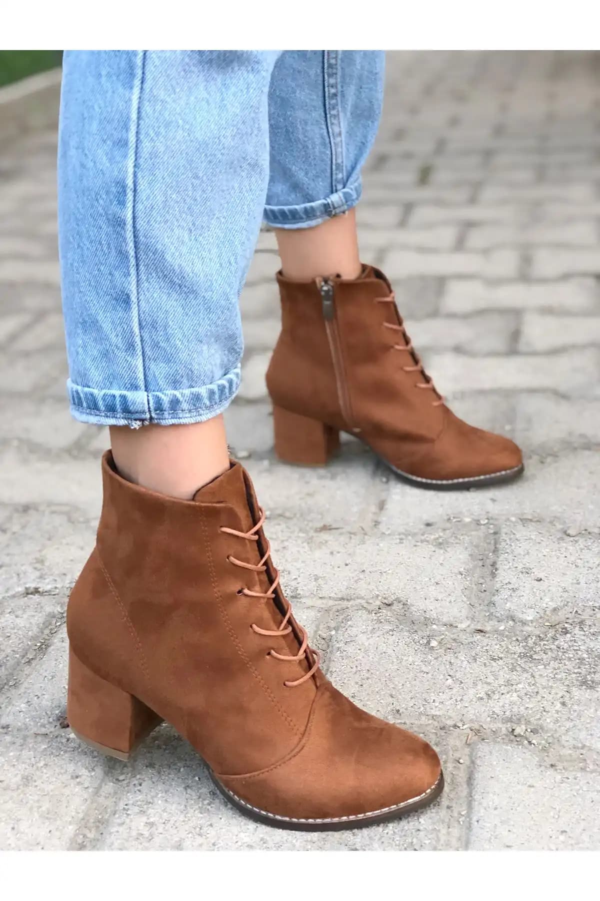 Taba Süet Botlar: Şıklık ve Konforu Bir Arada Sunan Moda Trendleri