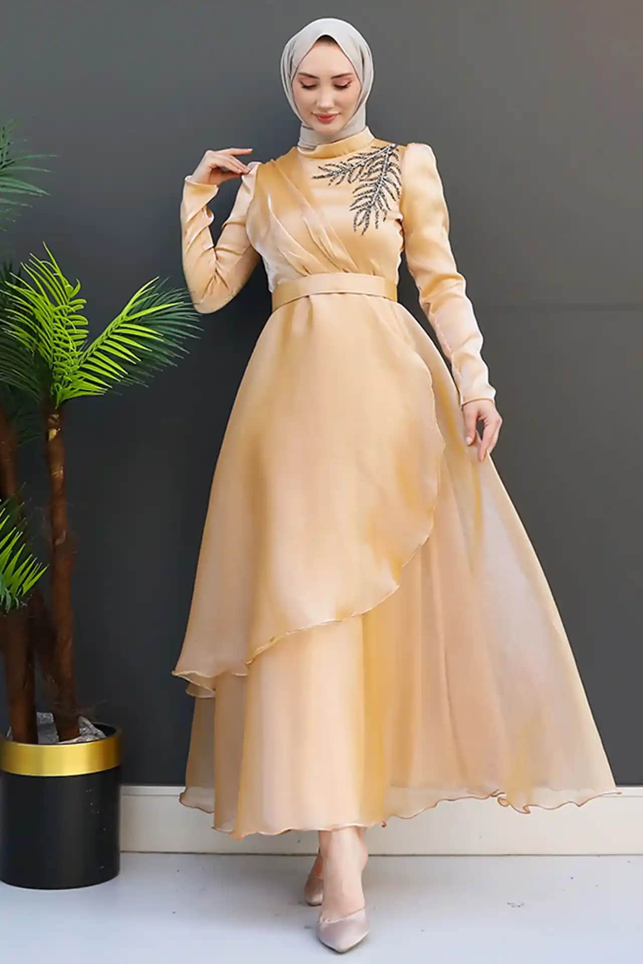 Taşlı Organze Abiyeler: Zarafet ve Şıklığın Modern Tasarım Seçenekleri