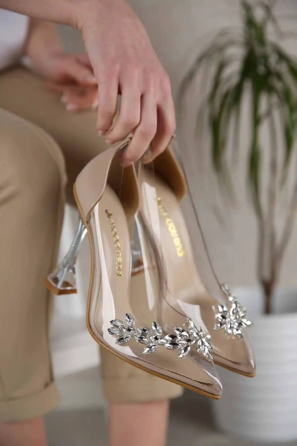 Taşlı Şeffaf Ayakkabılar Moda Dünyasında Parlak ve Modern Bir Trend