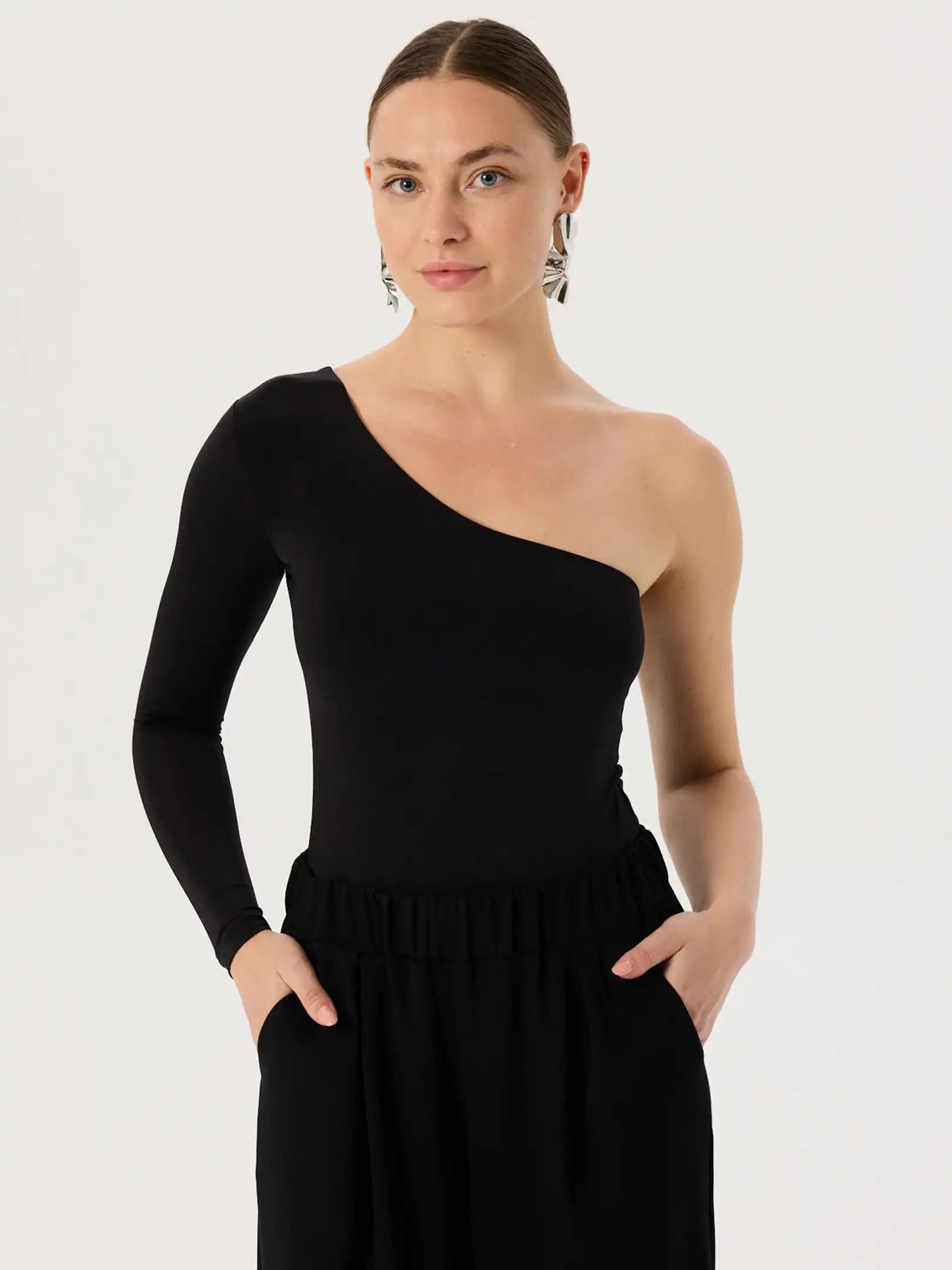 Tek Omuz Body ile Modern ve Şık Görünüm Yaratmanın Stil İpuçları ve Trendleri