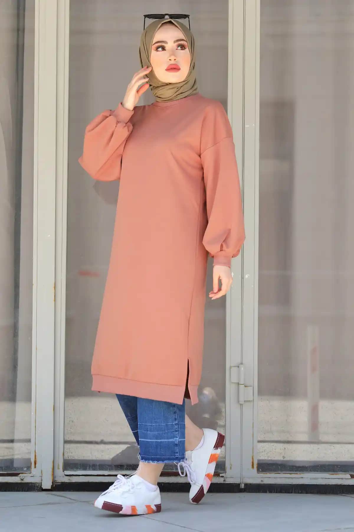 Tesettür Sweat Tunikleri: Rahatlık ve Şıklığın Modern Giyim Trendleri