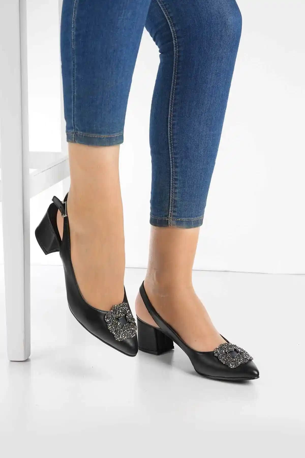 Topuklu Bayan Ayakkabıları: Modanın Vazgeçilmez Şıklık ve Zarafet Unsuru