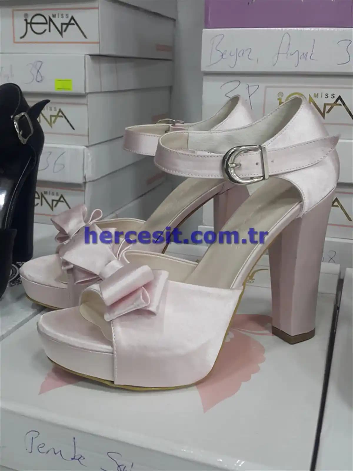 Toz Pembe Topuklu Ayakkabılar: Feminenlik ve Şıklığın Modern İfadesi