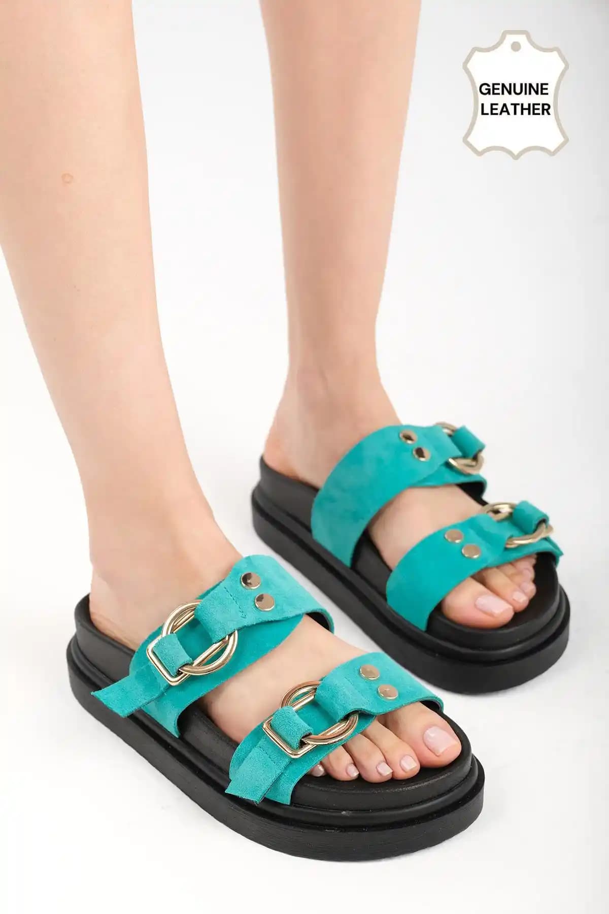 Turkuaz Renginin Tarihçesi ve Moda Dünyasındaki Yeriyle Şıklık ve Enerji Yayan Terlikler