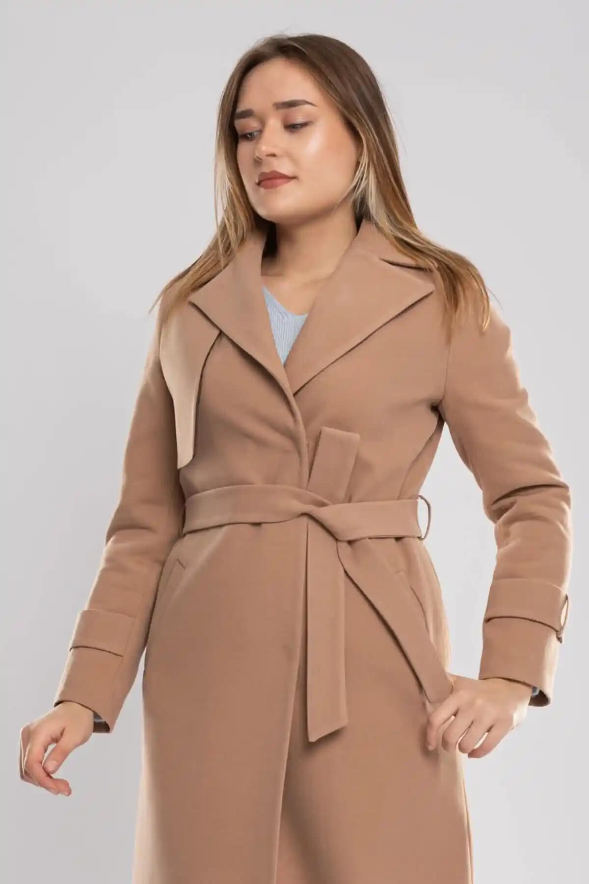 Uzun Manto Kadın Modasında Şıklık ve Rahatlığın En Güçlü Temsilcisi