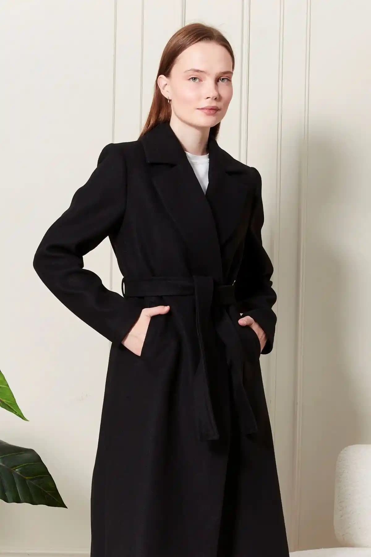 Uzun Siyah Kaban Seçenekleri ve Stil İpuçlarıyla Kış Moda Trendlerini Yakalayın