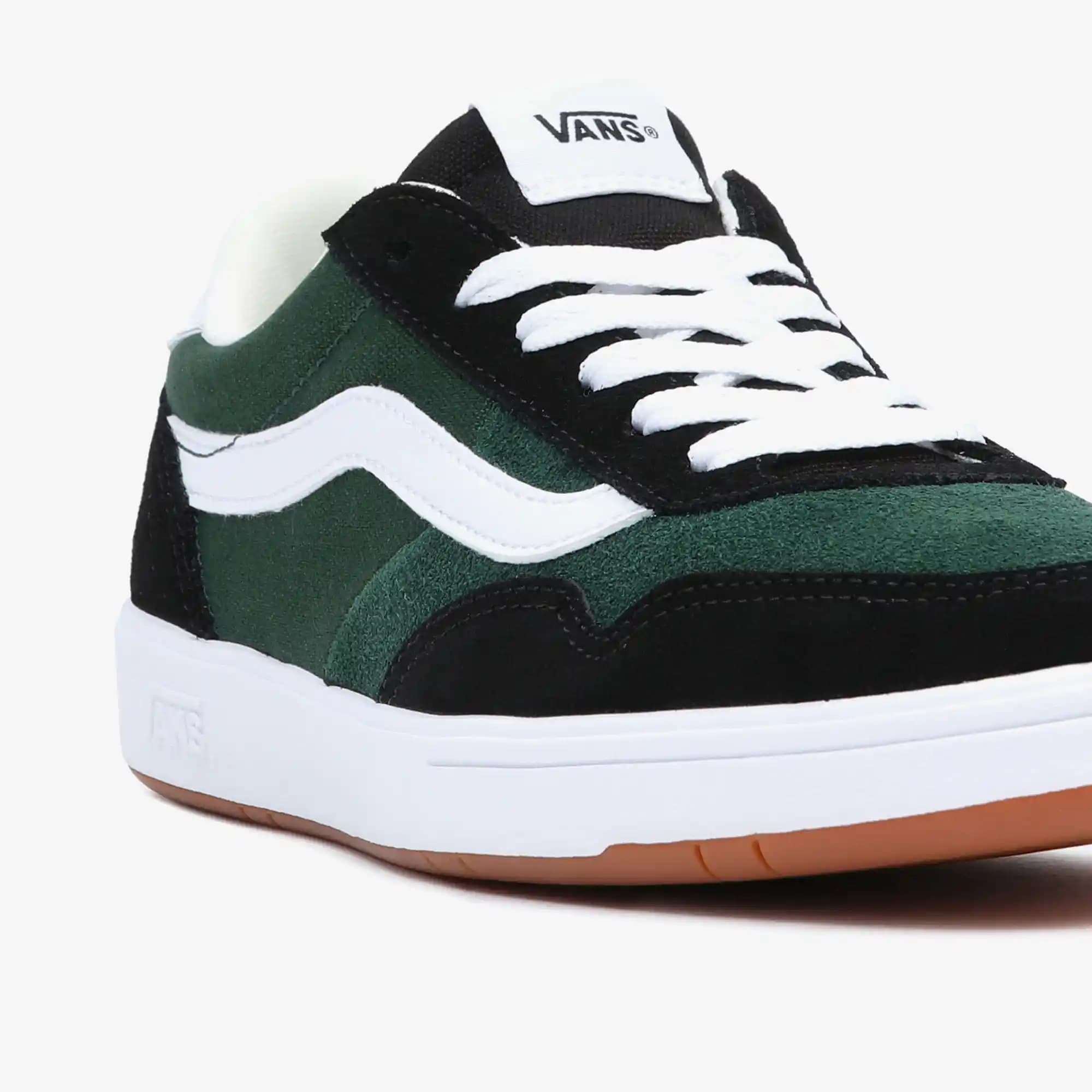 Vans ve Converse Ayakkabıları Karşılaştırması: Stil, Konfor ve Fiyat Analizi