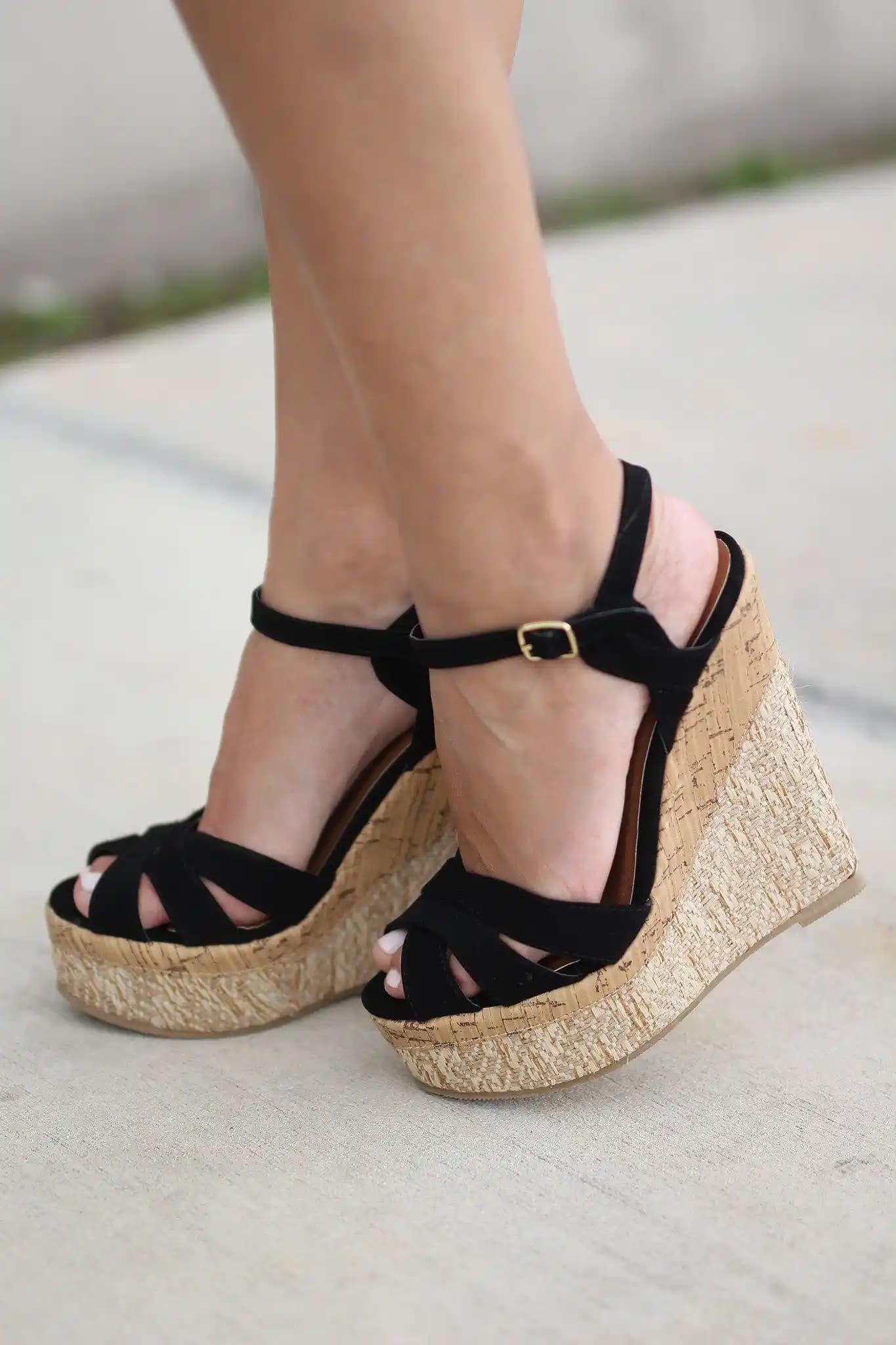 Wedge Shoes Nedir, Neden Bu Kadar Popüler ve Nasıl Kombinlenir