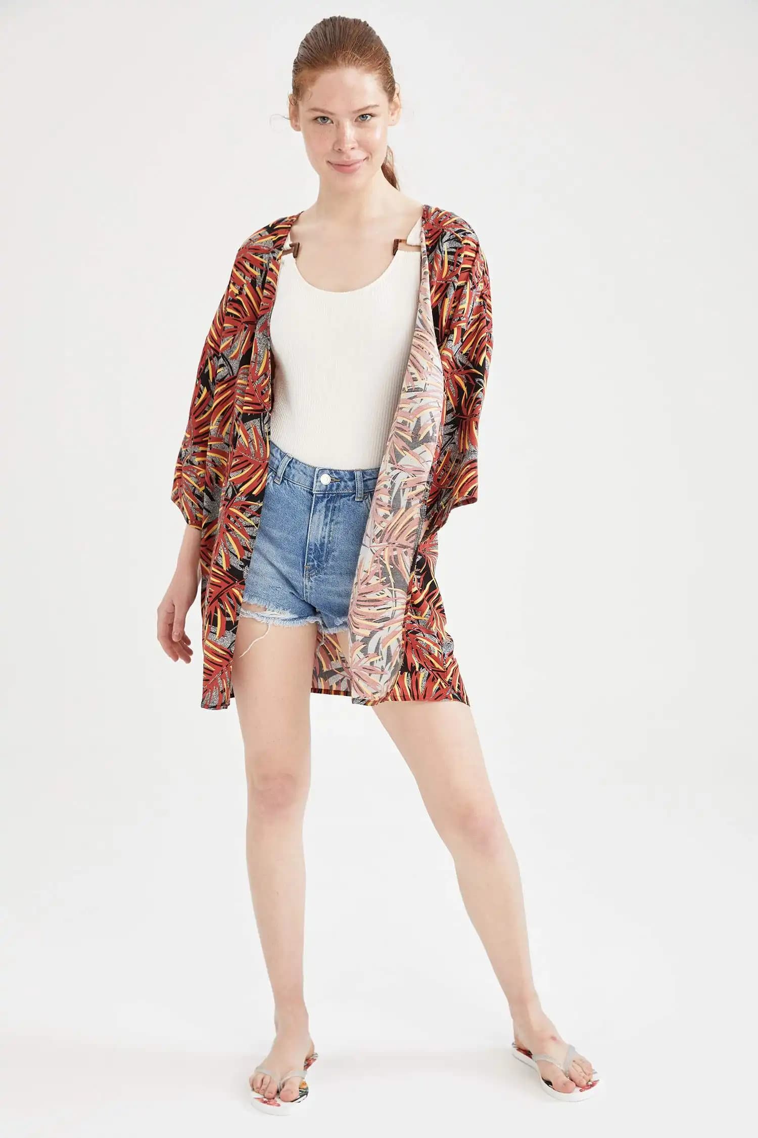 Yaz Aylarında Şıklık ve Rahatlık Sunan Modern Yazlık Kimono Seçenekleri