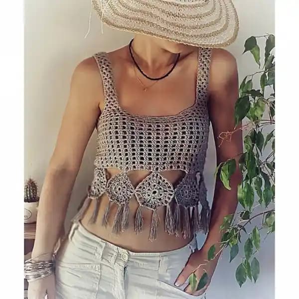 Yazlık Üst Seçiminde Stil ve Konforu Bir Arada Sunan Trendler ve Kombin İpuçları