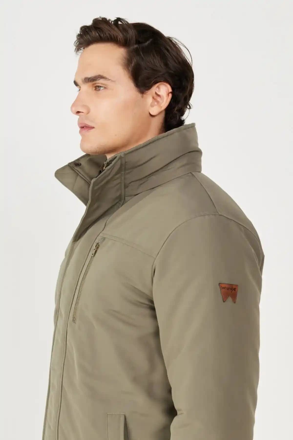 Yeşil Erkek Kabanlar: Moda ve Fonksiyonellik Bir Arada Güncel Trendler ve Kombinasyon İpuçları