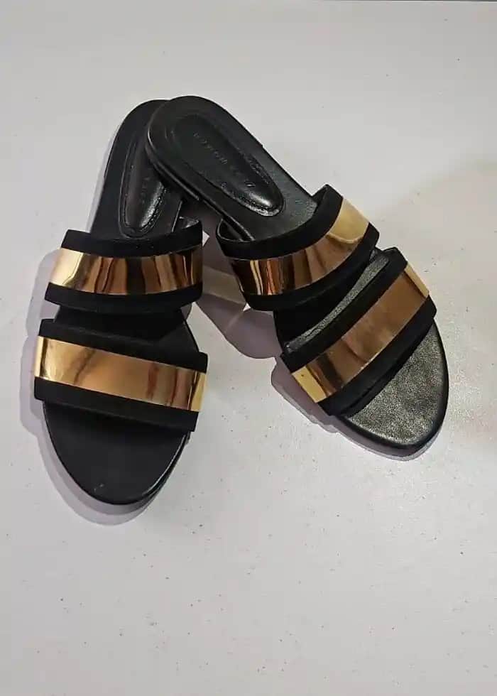 Zara Gold Terlikler: Şıklık ve Konforu Bir Arada Sunan Modern Tasarımlar