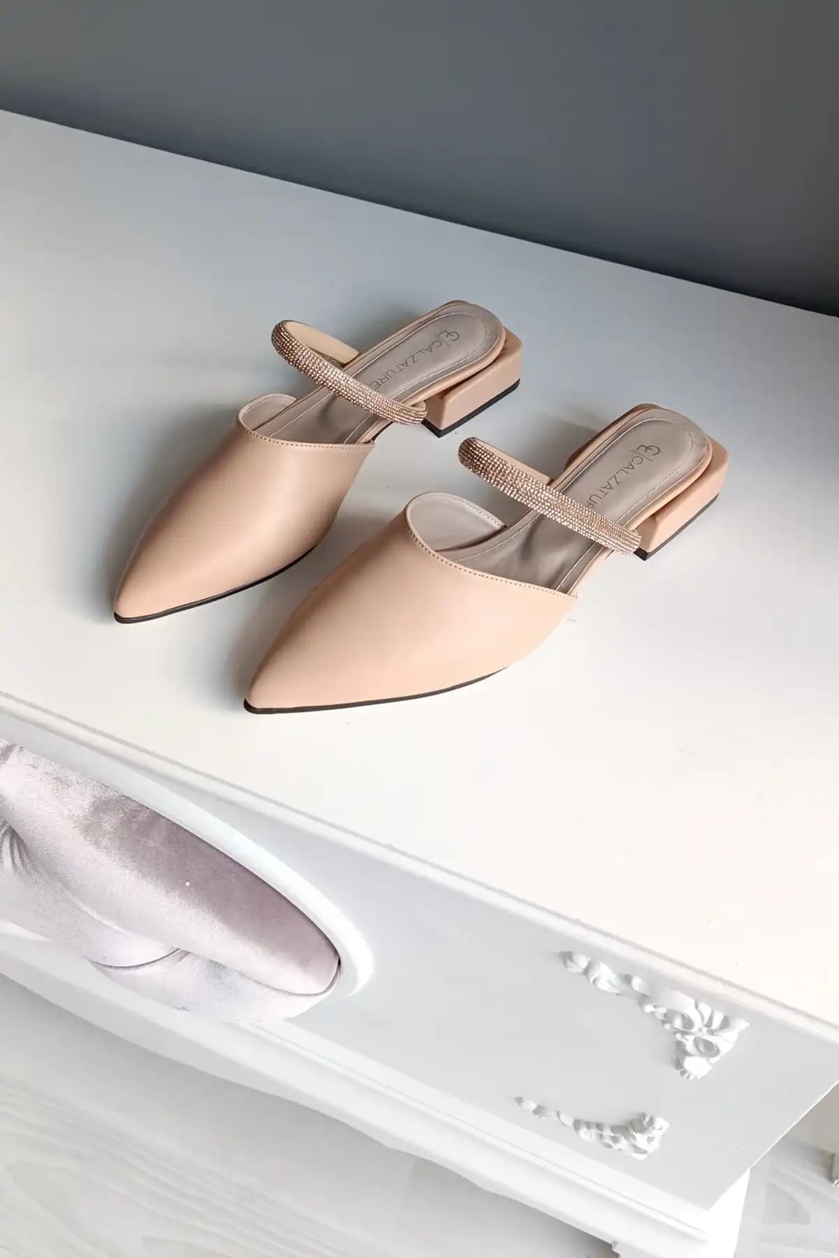 Zara Kadın Terlikleri: Modern ve Şık Tasarımlarla Günlük ve Özel Kullanım İçin Koleksiyon