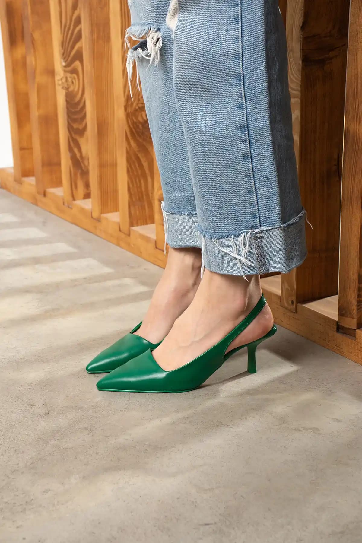 Zara'nın Yeşil Topuklu Ayakkabıları: Modern ve Şık Renkli Ayakkabı Seçenekleri