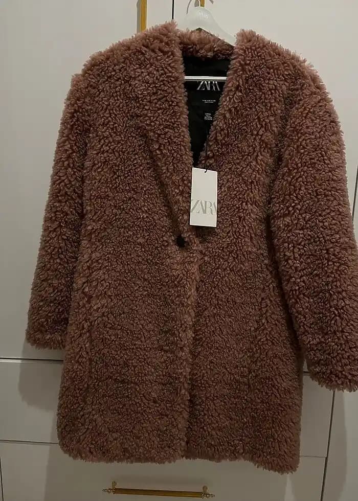 Zara Peluş Kaban Koleksiyonu ile Kışta Şıklık ve Konforu Bir Arada Yakala