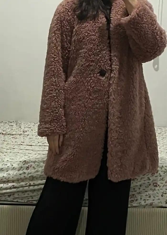 Zara Peluş Kabanları: Şıklık ve Konforun Modern Buluşması Kış Modasında Öne Çıkıyor