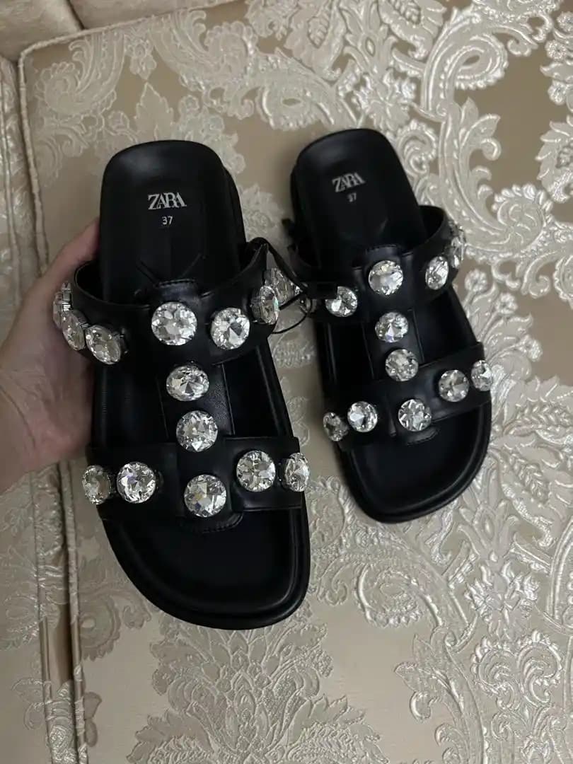 Zara Taşlı Terlikler: Şıklık ve Konforu Bir Arada Sunan Modern Ayakkabı Seçenekleri